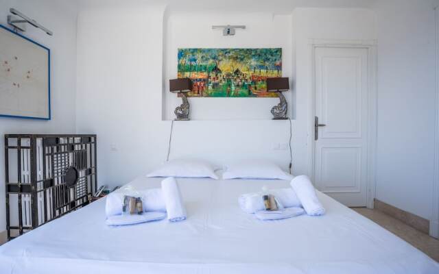 Art Deco Apartment terrace by Weekome