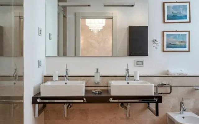 Luxury Lakefront Onassis 1 by Apt24