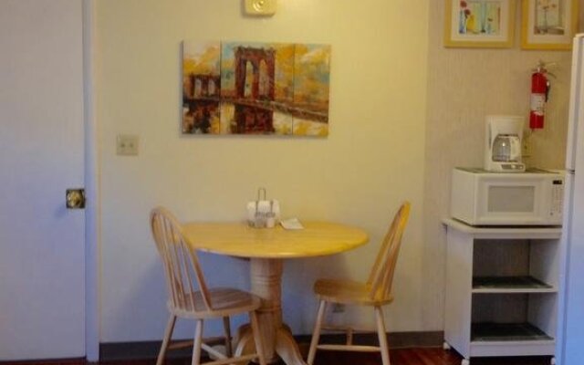 Downtown Log Cabin Hideaway Bed & Breakfast Inn Fairbanks | B&Bs