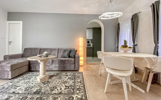 Amazing Home in Pucisca with Hot Tub, WiFi & 3 Bedrooms