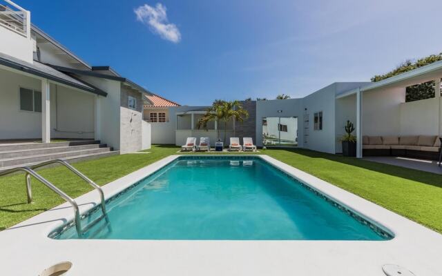 NEW Modern Stylish 6BR 6BA Villa Near Palmbeach