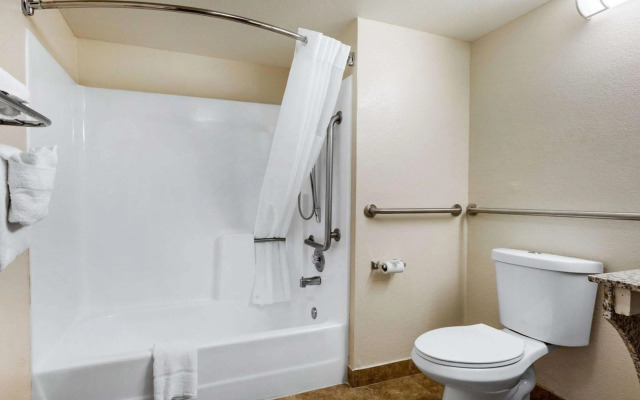 Quality Inn & Suites near Downtown Mesa