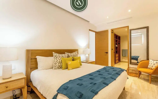 Luxury 2 BR Condo - Oceanview Pool - Gym