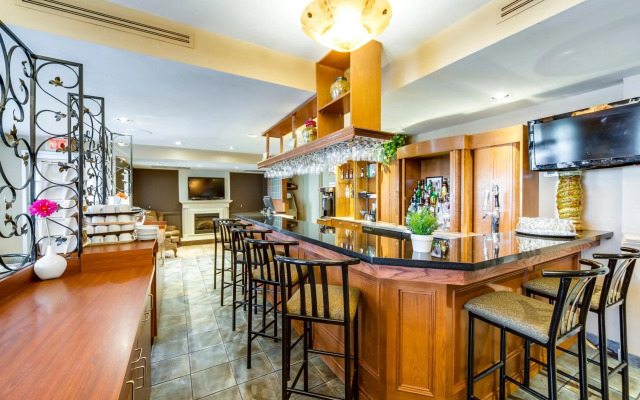 Monte Carlo Inn Oakville Suites