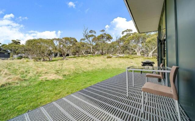 Ecocrackenback 16 'Sustainable, luxurious chalet close to the slopes.'