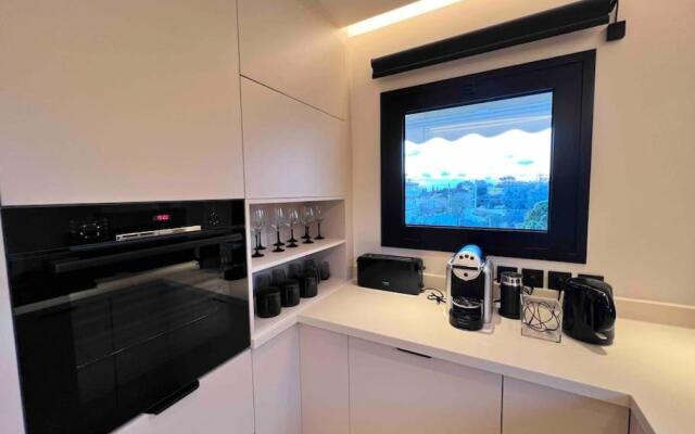 Lagonisi 2 bedroom luxury Apartment by the sea!