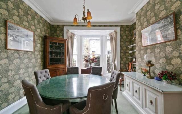Special Offer- 5 bed Victorian in Zone2