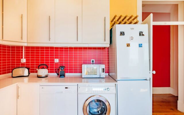 Bright & Beautiful Top Floor Graça Flat