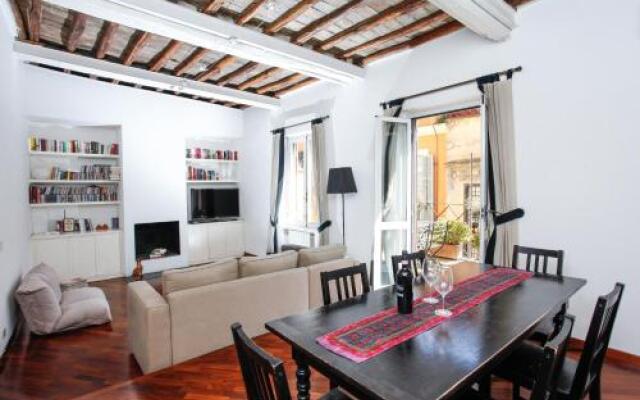 Pantheon Square Family Apartment