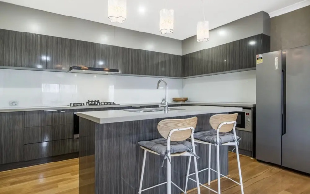 Spacious 4-bed House With Outdoor Area