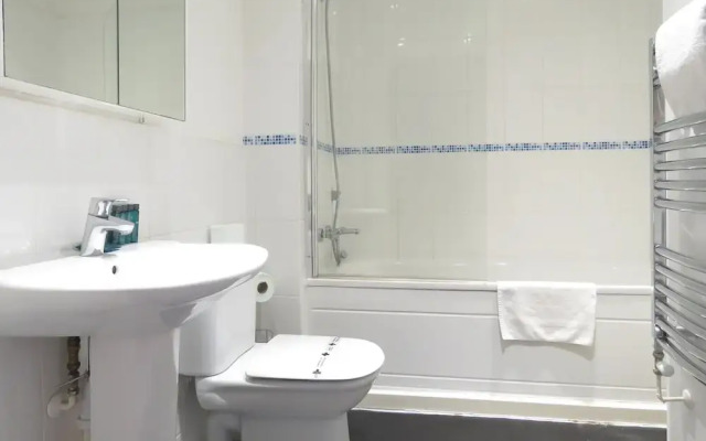 Tudors eSuites Park Central Townhouse Garden and Parking