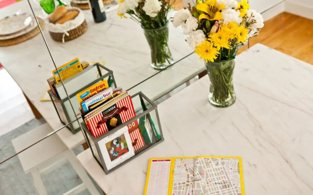 JOIVY Chic 2BR Apt in Bairro Alto, 2mins to São Pedro de Alcântara viewpoint