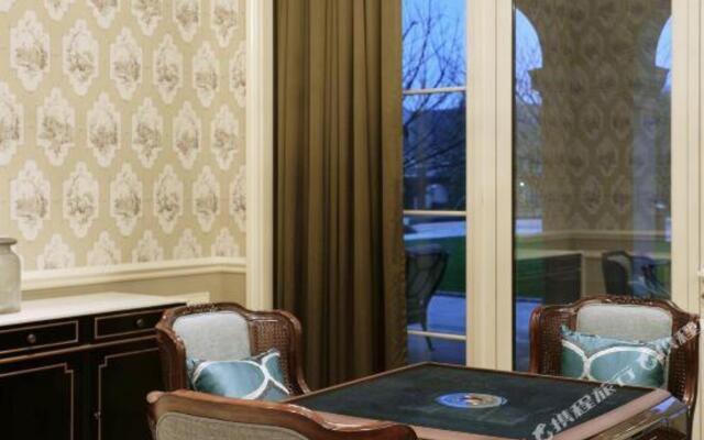 Lvcheng Taohuayuan Huanglong Hotel