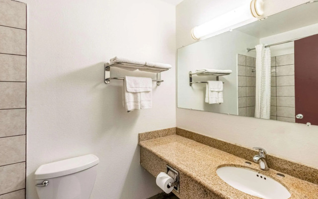 Rodeway Inn & Suites Hwy 217 & 26 W