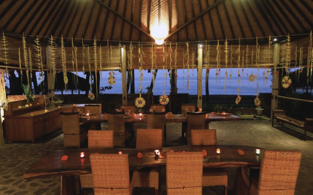Cili Emas Oceanside Resort
