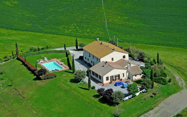 Modern Farmhouse in Pienza With Pool