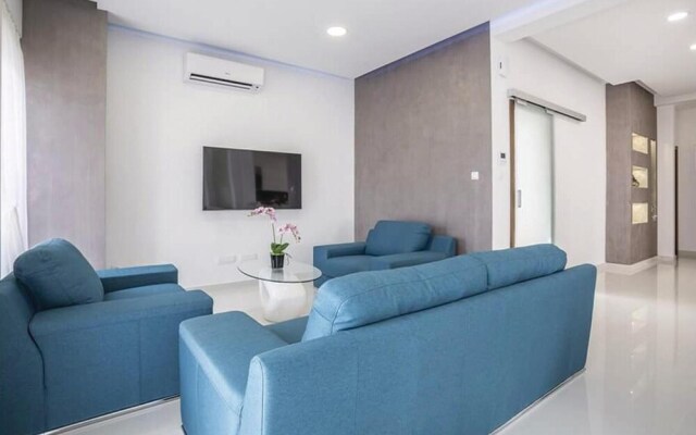 Beautiful Home in Stobrec With Jacuzzi, Wifi and 8 Bedrooms