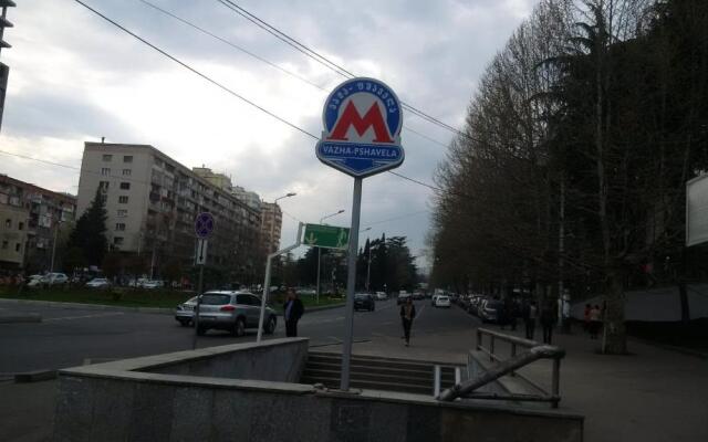 BEZARHOUSE near metro