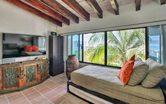 Updated Oceanside Townhome w/ Pool: Walk to Beach!