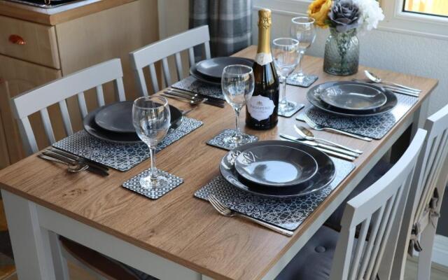 HEDDFAN, Luxury 3 bedroom timber lodge, Caer Beris Holiday Park, Builth Wells