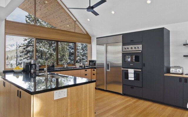 Slopeside Chalet 4 Bedroom Home by RedAwning