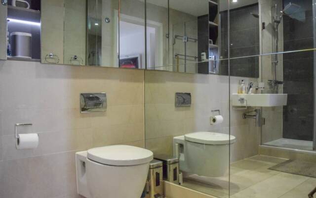 Modern 2 Bedroom Apartment with Balcony On The Canal