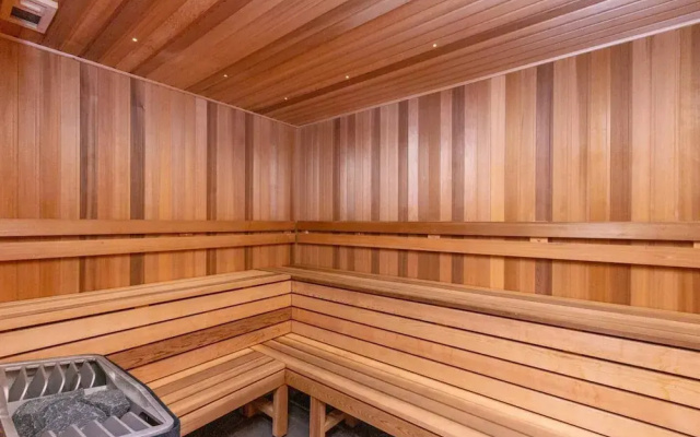 Chic 3-bed in Central With Pool, Sauna and Gym