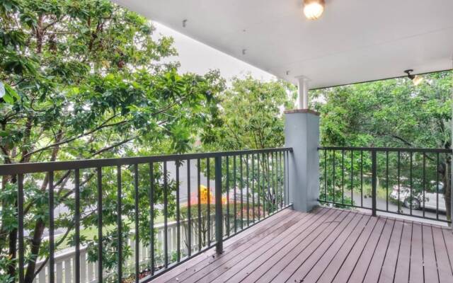 Spacious Inner South Townhouse Apartment Near to the CBD