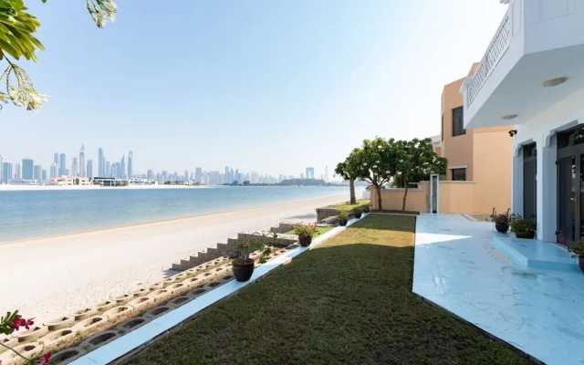 Exclusive 5BR Palm Villa w Private Pool and Beach