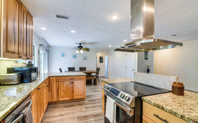 Walk to Beach: Galveston Getaway w/ Deck!