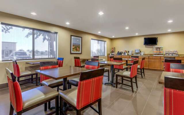 Comfort Inn & Suites Phoenix North / Deer Valley
