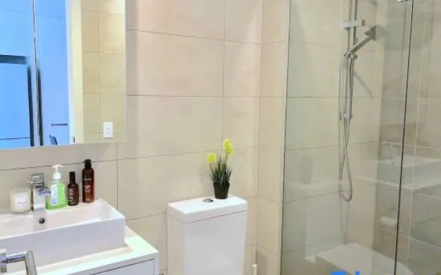 Pride Modern 2BR Apt in Bentleigh Private Garden Free Parking