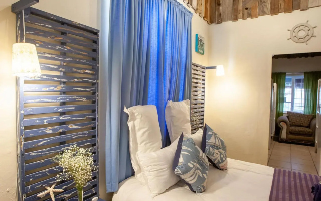 Strand Family studio en-suite 6 sleeper Kitchenette Helderberg CT