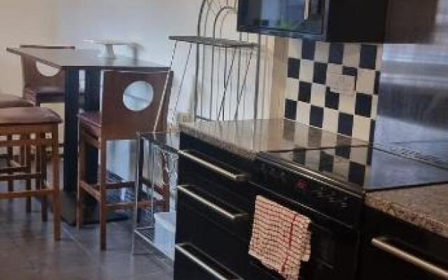 Budget 4 BedRoom house,Entire place.Sleeps 10