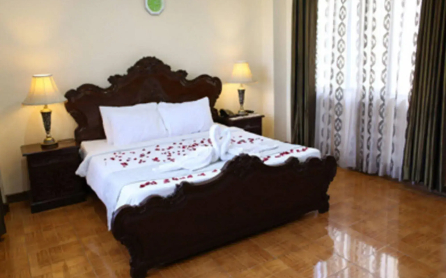 Crown Royale Hotel