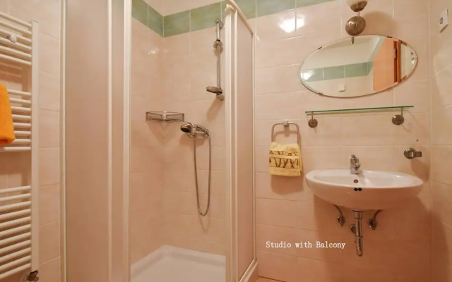 Flora - Studio Apartment