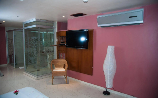 Hotel Aladdin Caracas - Couples Only