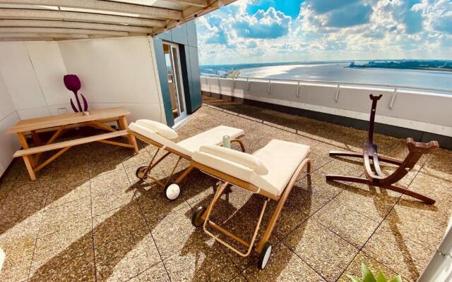 COAST HOUSE Sky Suite