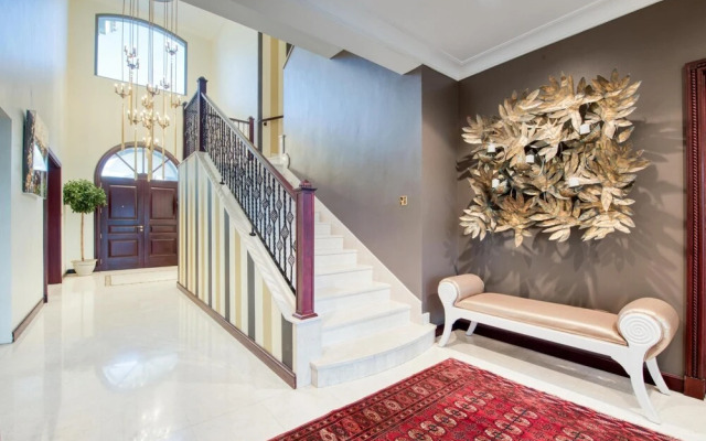 Glamourous Beachfront Villa on The Palm w Pool