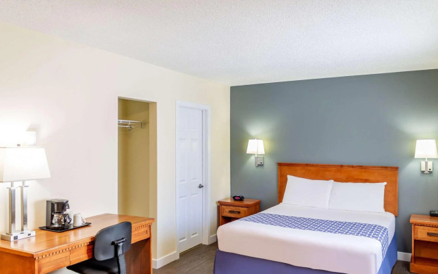 Econo Lodge Inn & Suites University