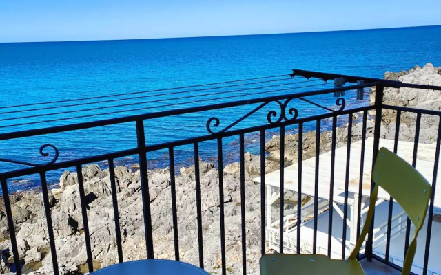 Room in Guest Room - Central Room With Balcony And Amazing Sea View