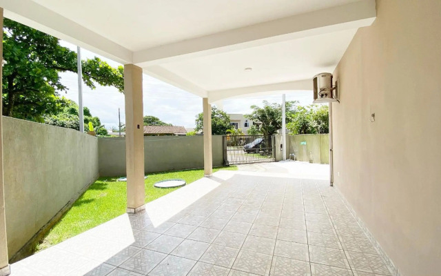 Maravilhoso sobrado com piscina e cascata