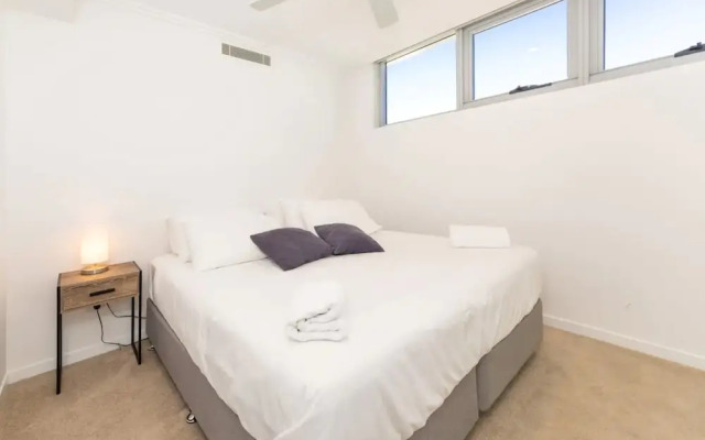 Modern 1 Bedroom Apartment With Stunning CBD Skyline Views