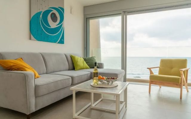 Stunning Beachfront Apt W Epic Sea Views