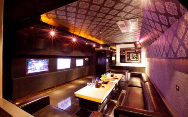 Illigals Hotel & Club