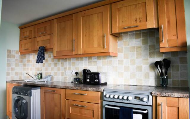 2 Bedroom Flat With Balcony Overlooking the Sea