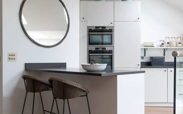 Granard Road by Onefinestay