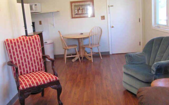 Downtown Log Cabin Hideaway Bed & Breakfast Inn Fairbanks | B&Bs