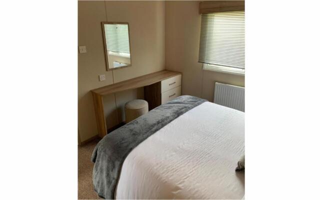 Luxury 2 Bedroom Holiday Home on Beachside Park