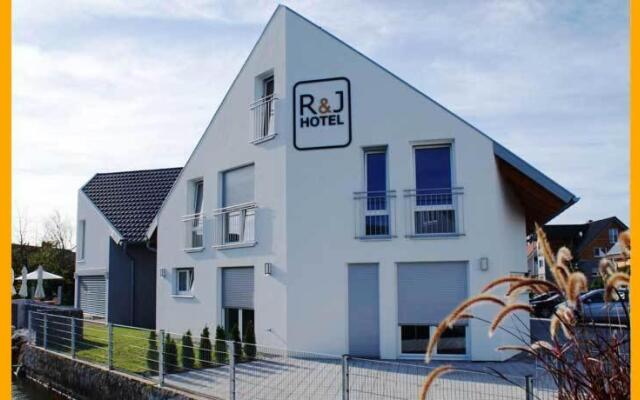 R & J Hotel